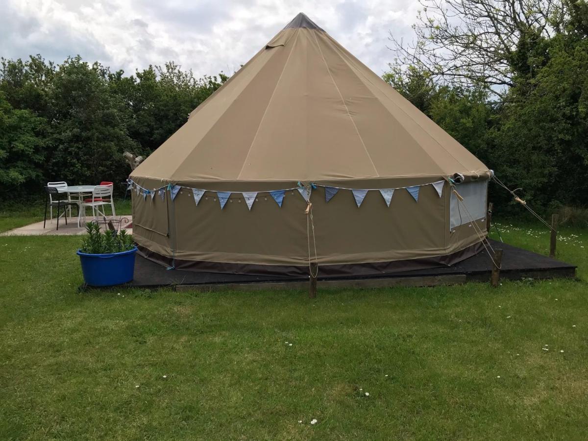 ホテル Coutts Glamping ウェイドブリッジ エクステリア 写真